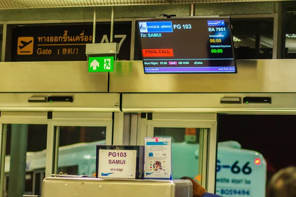 バンコク タイ王国 2017 バンコク エアウェイズ地上スタッフ チェック番号と航空券タイ バンコク スワンナプーム国際空港で搭乗前に 乗客の中に — ストック写真