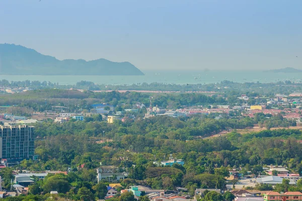 Güzel manzaralı Phuket şehir Khao Rang bakış açısından, Phuket şehir, Tayland küçük tepe. 