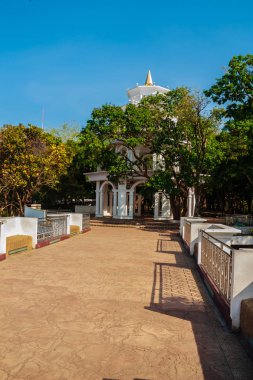 Phuket, Tayland - 21 Şubat 2017: Turist Khao Rang, küçük tepe Phuket, Tayland, Phuket şehir bakış açısı Kulesi'ni ziyaret etti. Bir Phuket Town 180 derece ayaklarınızın altında görebilirsiniz.