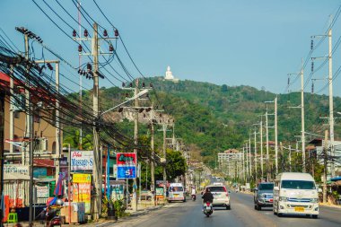 Phuket, Tayland - 21 Şubat 2017: Büyük Buda resim Patak Road şehirde Phuket, Phuket, Tayland dağın tepesinde görüntülemek.