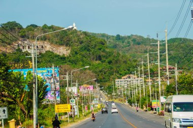 Phuket, Tayland - 21 Şubat 2017: Büyük Buda resim Patak Road şehirde Phuket, Phuket, Tayland dağın tepesinde görüntülemek.