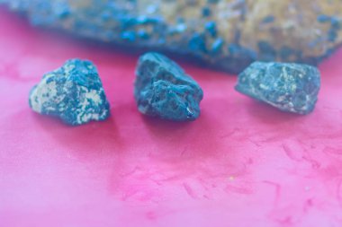 Rock numune teneke cevher. Doğal teneke mineral örnek eğitim için.