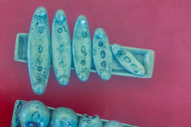 Antik Siyam hakiki gümüş tekne şekli (Ngern Hoy), gümüş kurşun sikke (pod duang) olarak yapılan para paralar. Sukhothai, Ayudhaya, Lanna ve Lanchang dönemde toplayıcısı için kullanılan vintage Siyam paralar