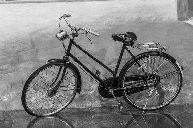 Vintage Bisiklet duvara yaslanmış. Ülkenin eski paslı bisiklet. Müzenin koleksiyonunda antika bisiklet.