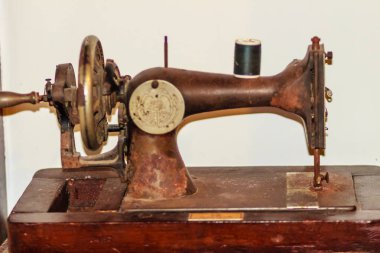 Antika veya vintage toplayıcı için eski siyah dikiş makinesi.