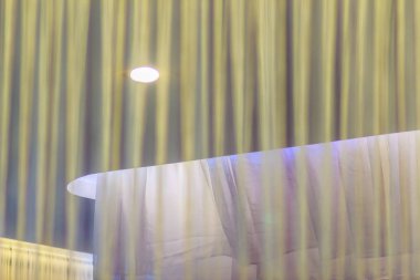 Beyaz perde iplik karşı lobi ve salon iç dekorasyon konsepti için yuvarlak beyaz lamba.