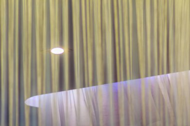 Beyaz perde iplik karşı lobi ve salon iç dekorasyon konsepti için yuvarlak beyaz lamba.