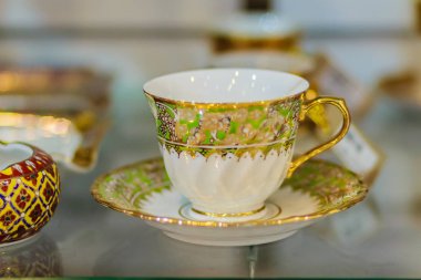 Vintage Tay 's tarzı Porselen Kahve Kupası el yapımı. Güzel geleneksel Tay beş renkli porselen seramik kahve fincanı. Satılık bit pazarı, Tayland Benjarong Porselen Kahve Kupası.