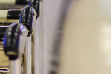 Bangkok, Tayland - 21 Şubat 2017: Havaalanı Bagaj arabası Suvarnabhumi Uluslararası Havaalanı'nda satır yakından.