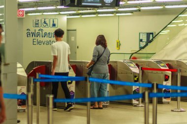 Bangkok, Tayland - 21 Şubat 2017: Yolcu bilet sayaç veya bilet satış makinesi aldık, sonra onlar içinde Makkasan Havaalanı Tren bağlantı istasyonu Suvarnabhumi Havaalanı'na erişmek için.