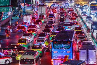 Bangkok, Tayland - 21 Şubat 2017: uzun trafik sıkışıklığı gece Dang Asoke-Din, Asoke Montri kavşağı ve yeni Petchaaburi Road, görüntülemek, vakit, zaman ve kirliliği sorunu kavramı kaybetmek.