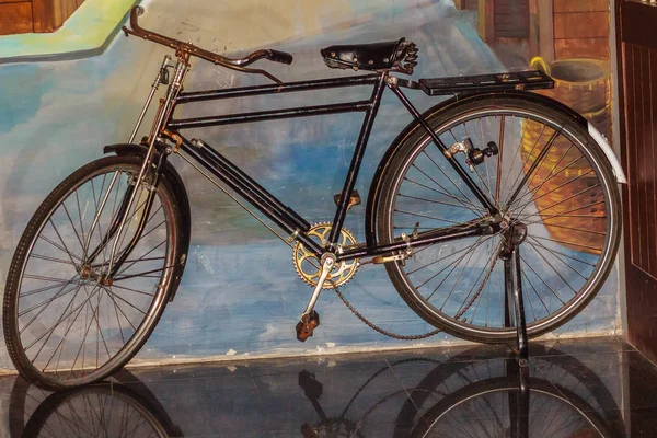 Vintage Cykel Lutar Mot Väggen Gammal Rostig Cykel Landet Antika — Stockfoto