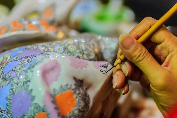 Cerca Mano Artista Tailandesa Durante Pintura Obra Maestra Los Patrones — Foto de Stock