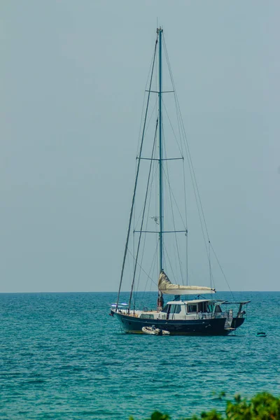 Kil Łodzi Zacumowanej Brzegu Widok Plaży Las Seascape Widok Drzewa — Zdjęcie stockowe