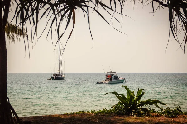 Bote Quilla Amarrado Lado Orilla Vista Desde Playa Forestal Vista — Foto de Stock