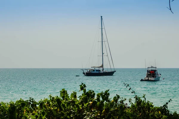 Bateau Quille Amarré Sur Rivage Vue Depuis Plage Forestière Vue — Photo