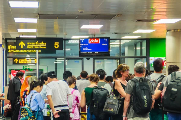 プーケット国際空港 タイでの夜のフライトの搭乗時間を待っている乗客のプーケット 2017 後チェックで群衆 — ストック写真