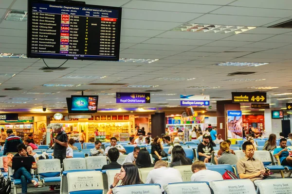 プーケット国際空港 タイでの夜のフライトの搭乗時間を待っている乗客のプーケット 2017 後チェックで群衆 — ストック写真