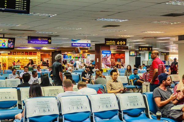 プーケット国際空港 タイでの夜のフライトの搭乗時間を待っている乗客のプーケット 2017 後チェックで群衆 — ストック写真