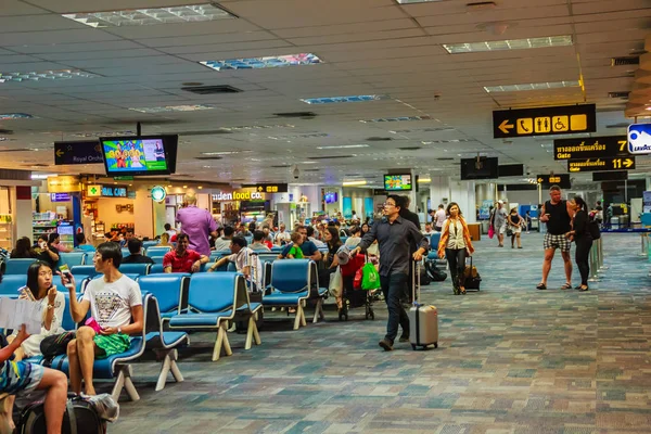 プーケット国際空港 タイでの夜のフライトの搭乗時間を待っている乗客のプーケット 2017 後チェックで群衆 — ストック写真