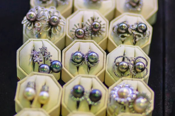 Schöne Silberne Ohrringe Mit Schwarzen Perlen Zum Verkauf Hochwertiges Perlenprodukt — Stockfoto