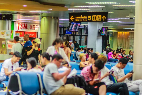 Phuket Tajlandia Lutego 2017 Zaewidencjonowany Tłum Pasażerów Czeka Pokład Czasie — Zdjęcie stockowe