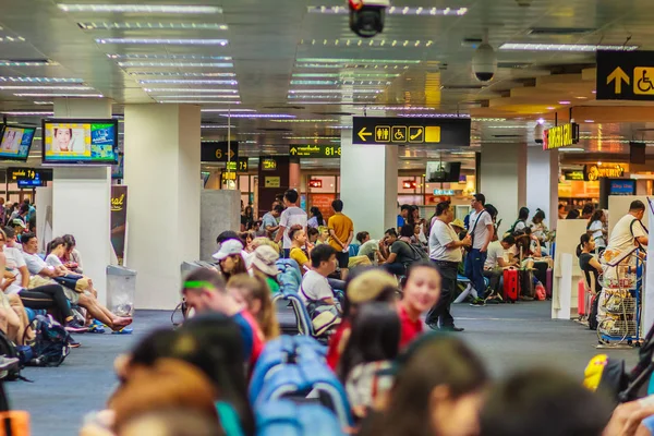 プーケット国際空港 タイでの夜のフライトの搭乗時間を待っている乗客のプーケット 2017 後チェックで群衆 — ストック写真