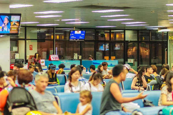 プーケット国際空港 タイでの夜のフライトの搭乗時間を待っている乗客のプーケット 2017 後チェックで群衆 — ストック写真