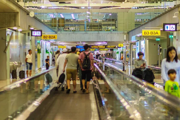 バンコク タイ王国 2017 着陸飛行機とスワンナプーム国際空港 荷物を主張するエスカレーターの上を歩く乗客の群れで到着後 — ストック写真