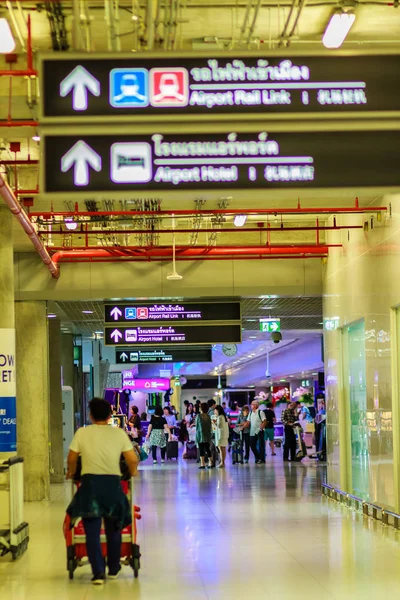 荷物を主張した後乗客はバンコク市内に引き続きスワンナプーム国際空港鉄道リンクの駅に路面電車直通を突き出すバンコク 2017 — ストック写真