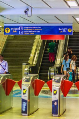 Bangkok, Tayland - 21 Şubat 2017: yolcu bilet sayaç veya bilet satış makinesi ve içinde Sukhumvit Mrt (Metropolitan hızlı Transit) Metro İstasyonu'na erişim geç gece satın aldı..