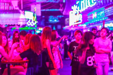 Bangkok, Tayland - 21 Şubat 2017: Turist Soi Cowboy, uluslararası Bangkok'un seks endüstrisinin kalbi, Kırmızı Fener Sokağı olarak bilinen ziyaret etti. Soi Cowboy, Bangkok, Tayland gece hayatı.