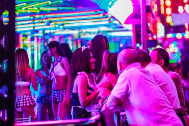 Bangkok, Tayland - 21 Şubat 2017: Turist Soi Cowboy, uluslararası Bangkok'un seks endüstrisinin kalbi, Kırmızı Fener Sokağı olarak bilinen ziyaret etti. Soi Cowboy, Bangkok, Tayland gece hayatı.