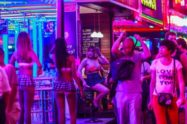 Bangkok, Tayland - 21 Şubat 2017: Turist Soi Cowboy, uluslararası Bangkok'un seks endüstrisinin kalbi, Kırmızı Fener Sokağı olarak bilinen ziyaret etti. Soi Cowboy, Bangkok, Tayland gece hayatı.
