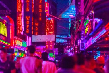 Bangkok, Tayland - 21 Şubat 2017: Turist Soi Cowboy, uluslararası Bangkok'un seks endüstrisinin kalbi, Kırmızı Fener Sokağı olarak bilinen ziyaret etti. Soi Cowboy, Bangkok, Tayland gece hayatı.