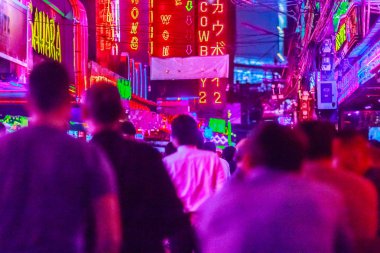 Bangkok, Tayland - 21 Şubat 2017: Turist Soi Cowboy, uluslararası Bangkok'un seks endüstrisinin kalbi, Kırmızı Fener Sokağı olarak bilinen ziyaret etti. Soi Cowboy, Bangkok, Tayland gece hayatı.