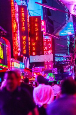 Bangkok, Tayland - 21 Şubat 2017: Turist Soi Cowboy, uluslararası Bangkok'un seks endüstrisinin kalbi, Kırmızı Fener Sokağı olarak bilinen ziyaret etti. Soi Cowboy, Bangkok, Tayland gece hayatı.