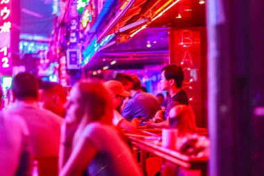 Bangkok, Tayland - 21 Şubat 2017: Turist Soi Cowboy, uluslararası Bangkok'un seks endüstrisinin kalbi, Kırmızı Fener Sokağı olarak bilinen ziyaret etti. Soi Cowboy, Bangkok, Tayland gece hayatı.