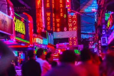 Bangkok, Tayland - 21 Şubat 2017: Turist Soi Cowboy, uluslararası Bangkok'un seks endüstrisinin kalbi, Kırmızı Fener Sokağı olarak bilinen ziyaret etti. Soi Cowboy, Bangkok, Tayland gece hayatı.