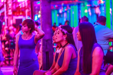 Bangkok, Tayland - 21 Şubat 2017: Turist Soi Cowboy, uluslararası Bangkok'un seks endüstrisinin kalbi, Kırmızı Fener Sokağı olarak bilinen ziyaret etti. Soi Cowboy, Bangkok, Tayland gece hayatı.