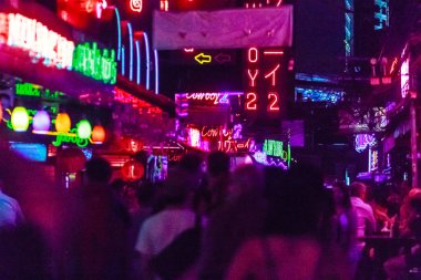 Bangkok, Tayland - 21 Şubat 2017: Turist Soi Cowboy, uluslararası Bangkok'un seks endüstrisinin kalbi, Kırmızı Fener Sokağı olarak bilinen ziyaret etti. Soi Cowboy, Bangkok, Tayland gece hayatı.