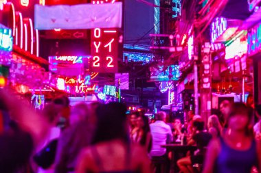 Bangkok, Tayland - 21 Şubat 2017: Turist Soi Cowboy, uluslararası Bangkok'un seks endüstrisinin kalbi, Kırmızı Fener Sokağı olarak bilinen ziyaret etti. Soi Cowboy, Bangkok, Tayland gece hayatı.