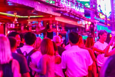 Bangkok, Tayland - 21 Şubat 2017: Turist Soi Cowboy, uluslararası Bangkok'un seks endüstrisinin kalbi, Kırmızı Fener Sokağı olarak bilinen ziyaret etti. Soi Cowboy, Bangkok, Tayland gece hayatı.