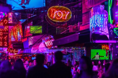 Bangkok, Tayland - 21 Şubat 2017: Turist Soi Cowboy, uluslararası Bangkok'un seks endüstrisinin kalbi, Kırmızı Fener Sokağı olarak bilinen ziyaret etti. Soi Cowboy, Bangkok, Tayland gece hayatı.