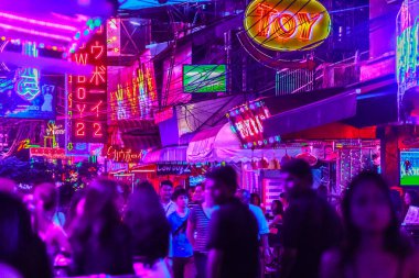 Bangkok, Tayland - 21 Şubat 2017: Turist Soi Cowboy, uluslararası Bangkok'un seks endüstrisinin kalbi, Kırmızı Fener Sokağı olarak bilinen ziyaret etti. Soi Cowboy, Bangkok, Tayland gece hayatı.