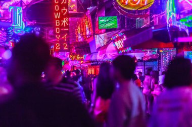 Bangkok, Tayland - 21 Şubat 2017: Turist Soi Cowboy, uluslararası Bangkok'un seks endüstrisinin kalbi, Kırmızı Fener Sokağı olarak bilinen ziyaret etti. Soi Cowboy, Bangkok, Tayland gece hayatı.