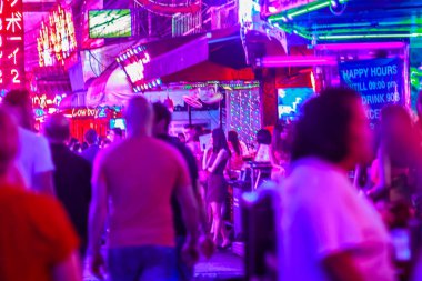 Bangkok, Tayland - 21 Şubat 2017: Turist Soi Cowboy, uluslararası Bangkok'un seks endüstrisinin kalbi, Kırmızı Fener Sokağı olarak bilinen ziyaret etti. Soi Cowboy, Bangkok, Tayland gece hayatı.