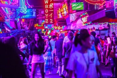 Bangkok, Tayland - 21 Şubat 2017: Turist Soi Cowboy, uluslararası Bangkok'un seks endüstrisinin kalbi, Kırmızı Fener Sokağı olarak bilinen ziyaret etti. Soi Cowboy, Bangkok, Tayland gece hayatı.