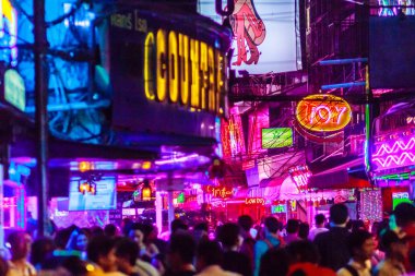 Bangkok, Tayland - 21 Şubat 2017: Turist Soi Cowboy, uluslararası Bangkok'un seks endüstrisinin kalbi, Kırmızı Fener Sokağı olarak bilinen ziyaret etti. Soi Cowboy, Bangkok, Tayland gece hayatı.