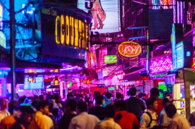 Bangkok, Tayland - 21 Şubat 2017: Turist Soi Cowboy, uluslararası Bangkok'un seks endüstrisinin kalbi, Kırmızı Fener Sokağı olarak bilinen ziyaret etti. Soi Cowboy, Bangkok, Tayland gece hayatı.